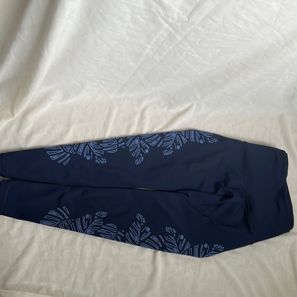 Gap Fit Navy and Light Blue Capri Leggings Workout Leggings. Floral Design